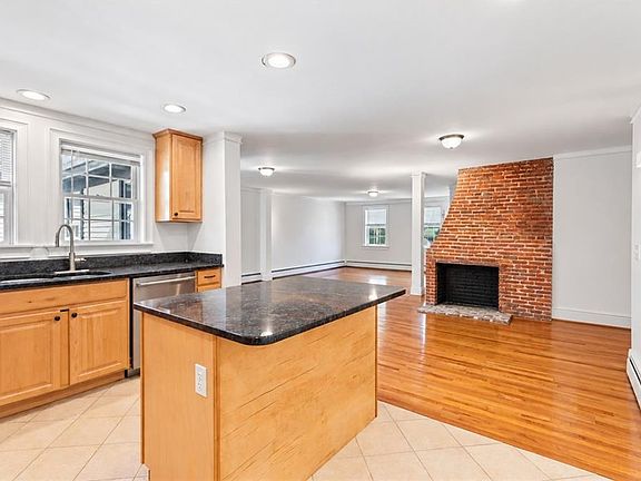 4th image of 17 Bank St Unit D