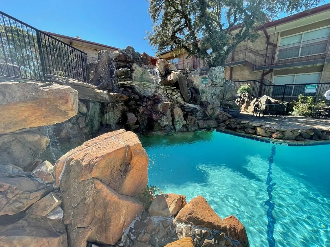 El Jardin Apartments — Photo 2