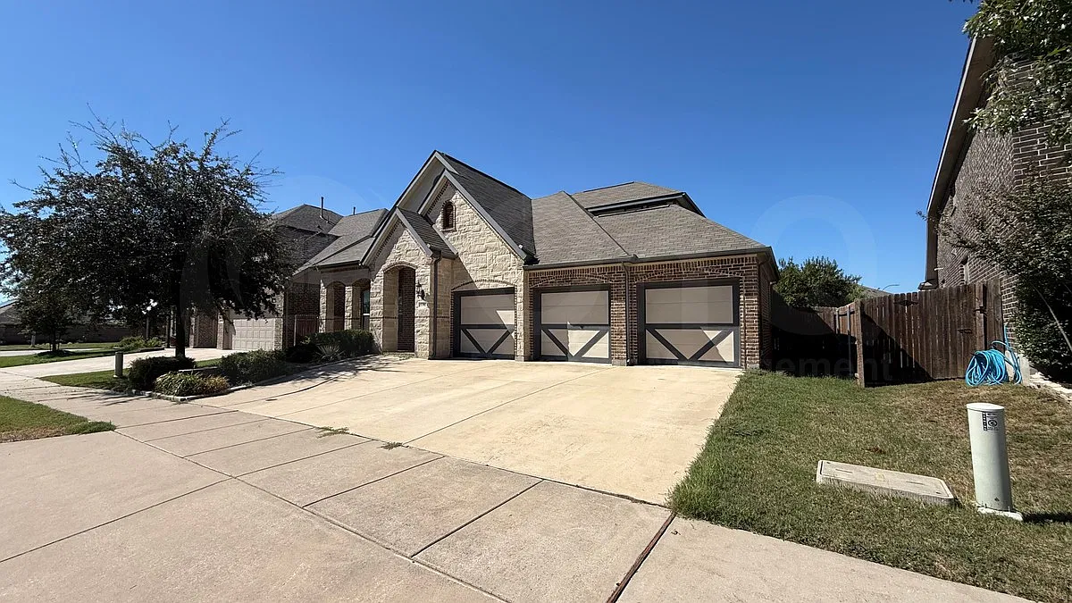 3 bed, 2.5 bath, 2337 sqft, $3,000 — Photo 3