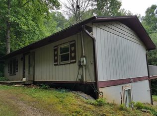 28 Peace Valley Ln, Franklin, NC 28734