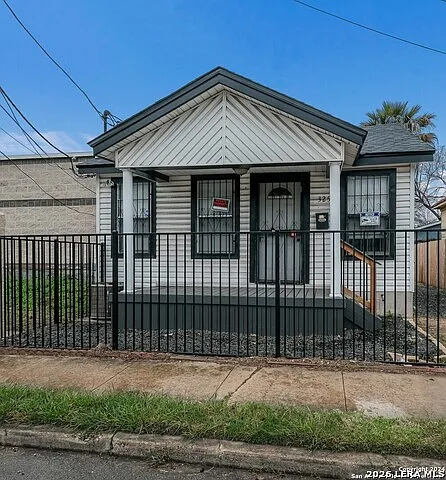 325 S Hackberry St