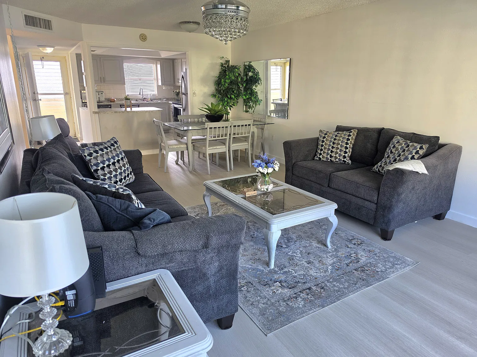 2 bed, 1100 sqft, $2,100 — Photo 3