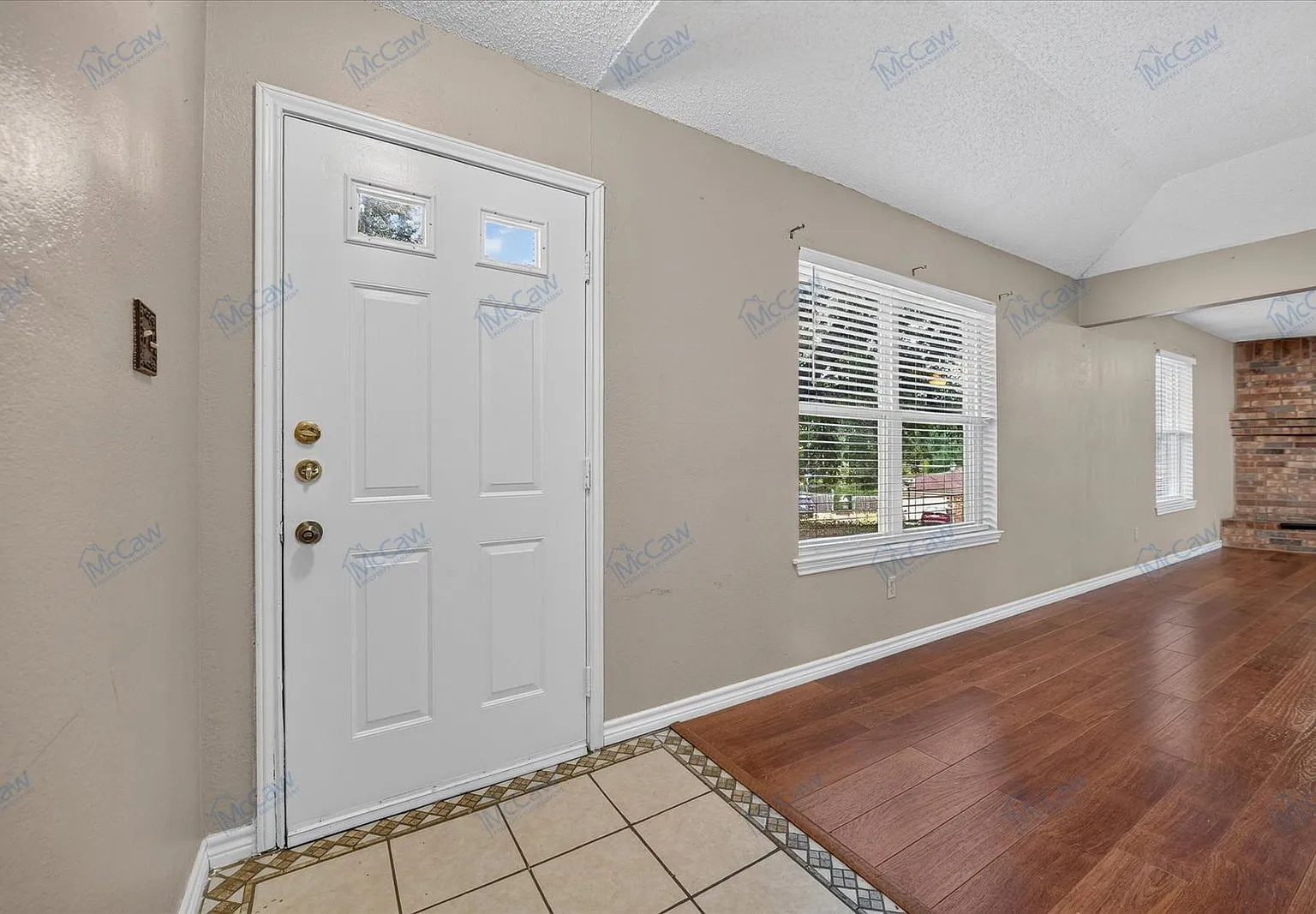 3 bed, 2.0 bath, 1723 sqft, $2,100 — Photo 4