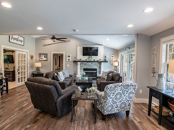 5th image of 347 Mirror Lake Dr