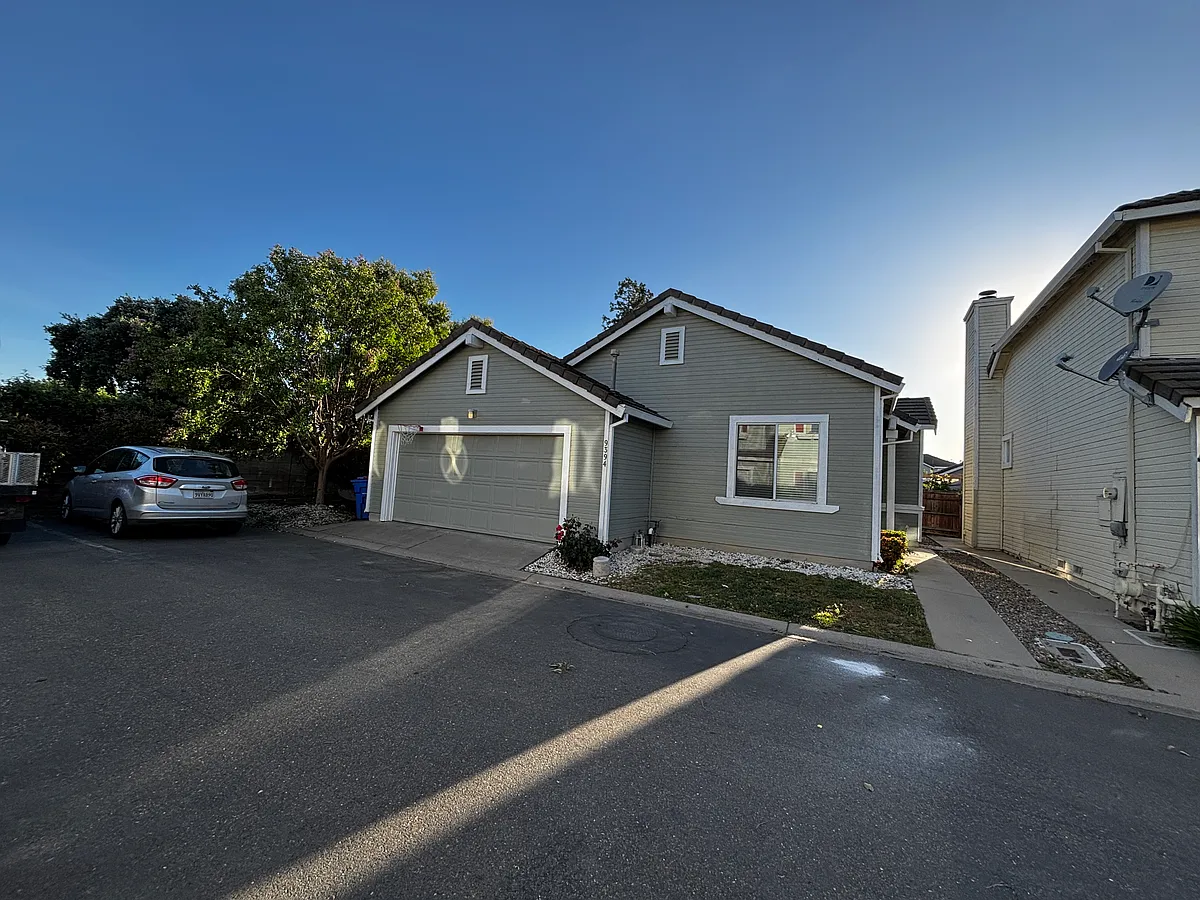 Building Photo - 9394 Laguna Pointe Way