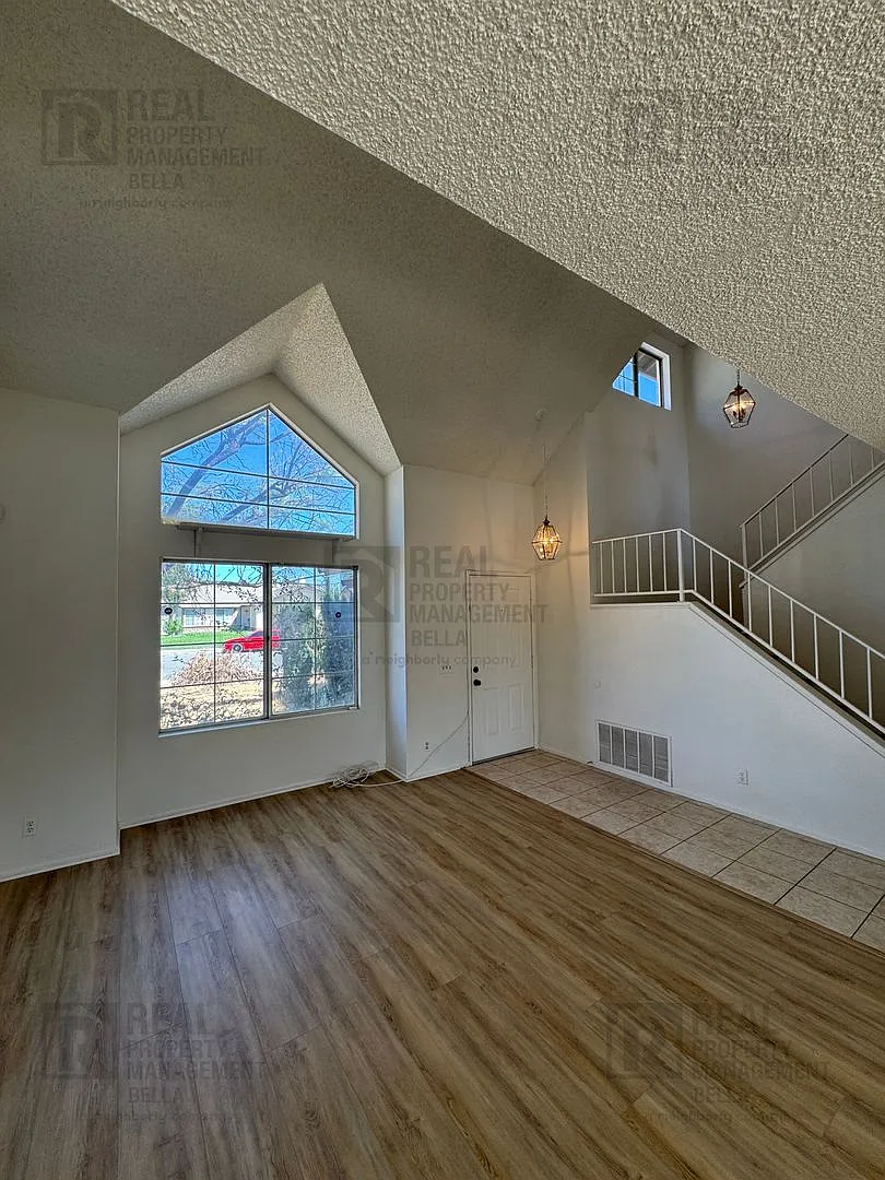 Spacious 3-Bedroom Home on a Corner Lot in Perris — Photo 4