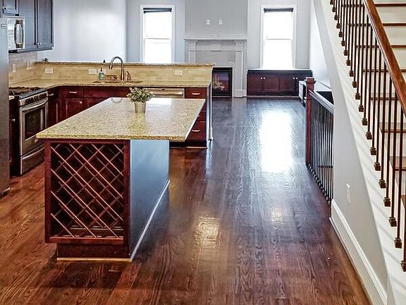 2nd image of 200 Marion Pl NE #1