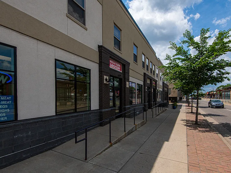 360 University Ave W — Photo 8