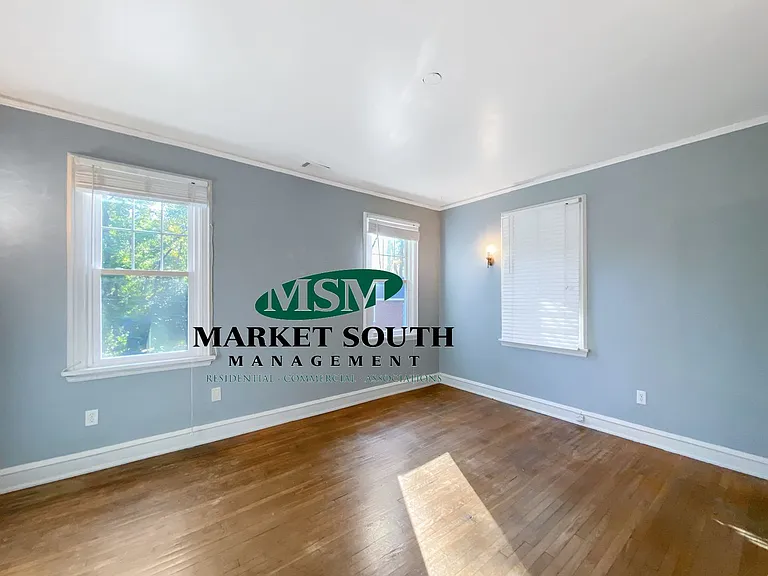 56 E 219 — Photo 24