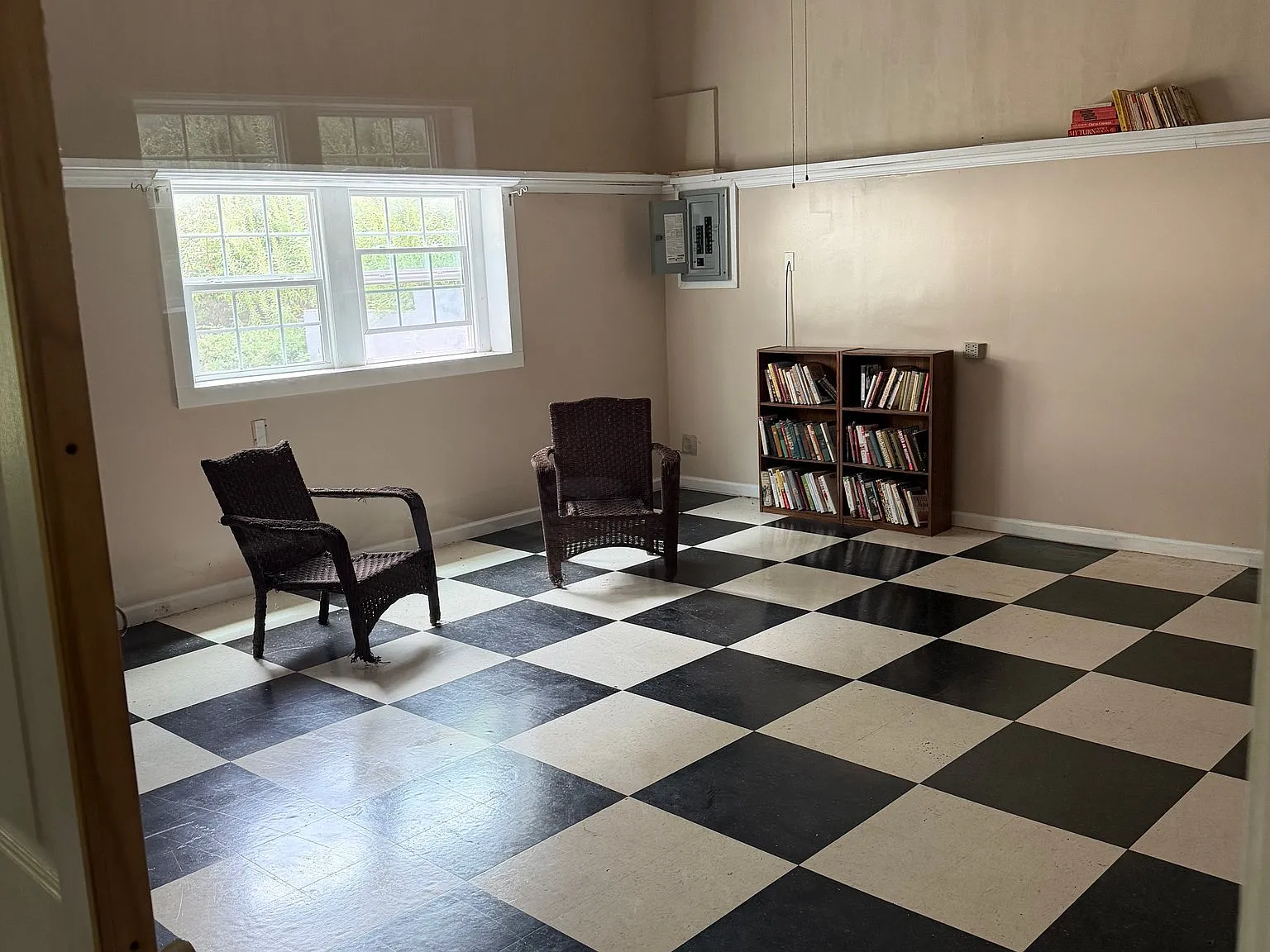 Private Living / Spacious — Photo 3