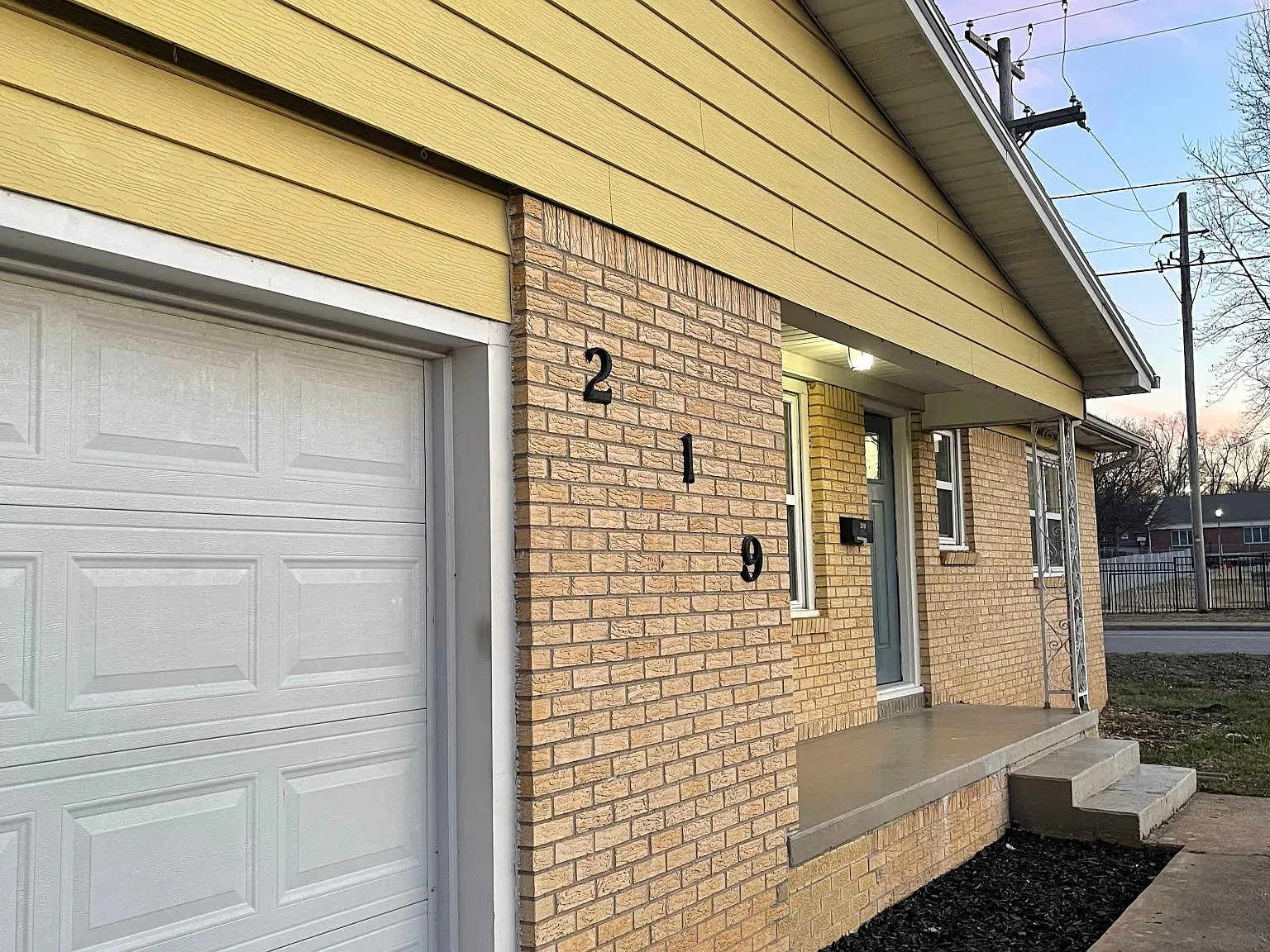3 bed, 1.5 bath, 1252 sqft, $1,525 — Photo 1