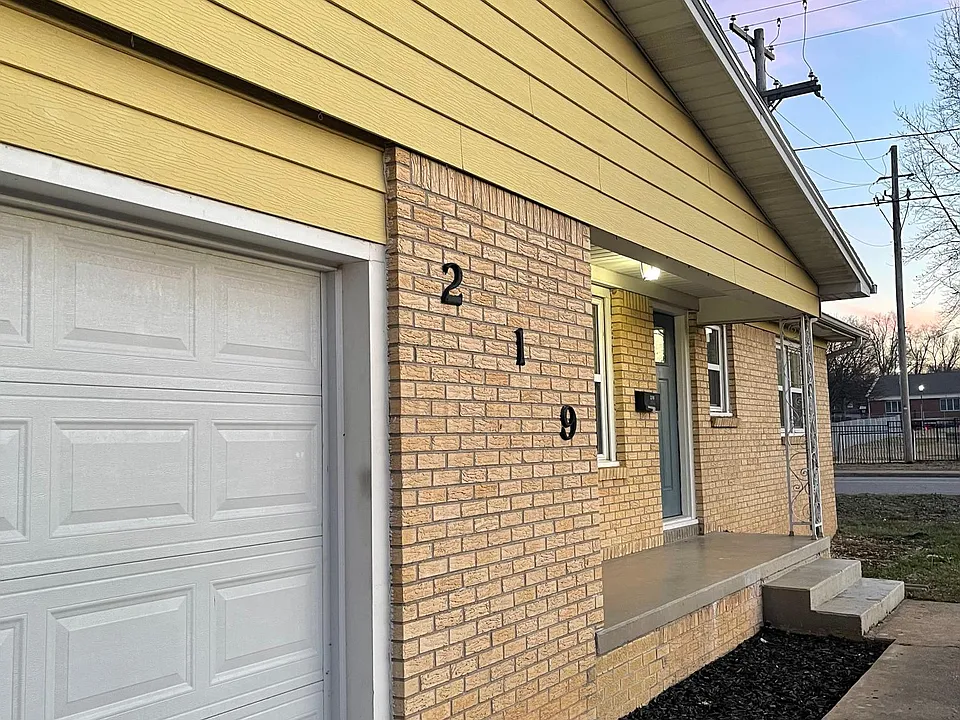 219 S 13th Pl