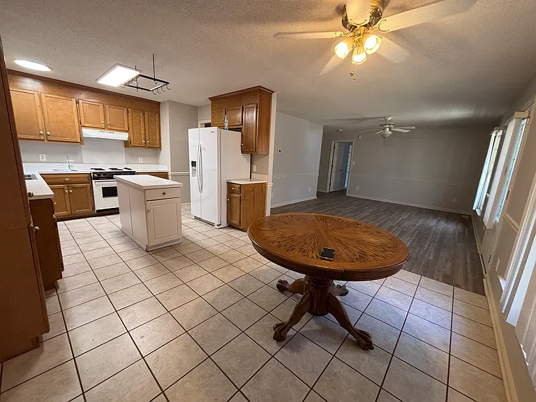 2080 Country Club Dr — Photo 2