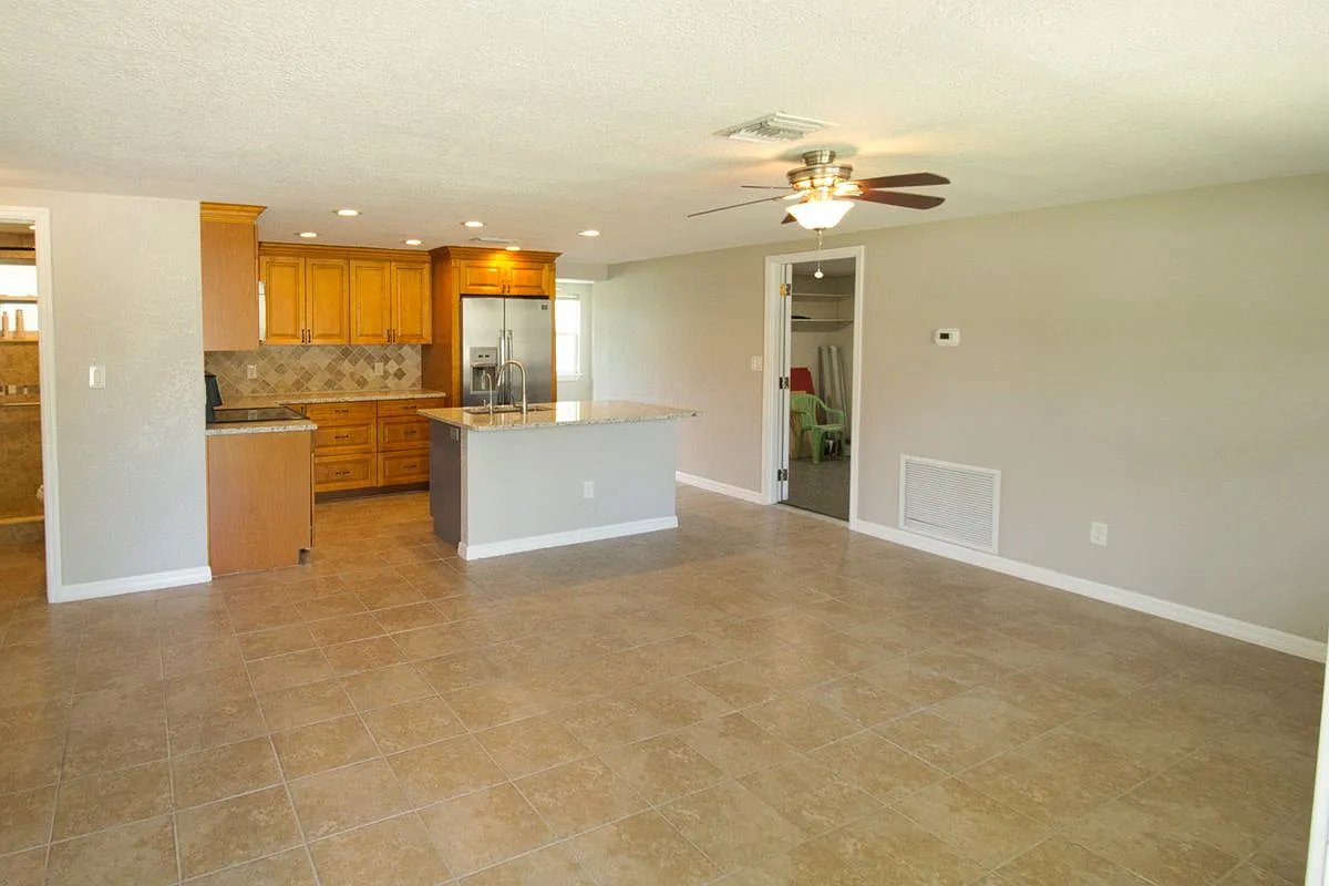 2 bed, 1.0 bath, 932 sqft, $1,600 — Photo 2