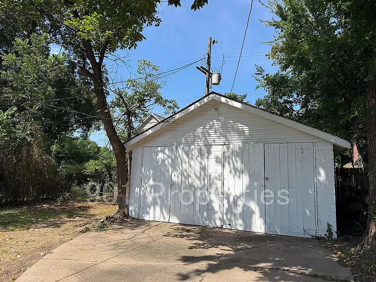 1055 S Cox St — Photo 16