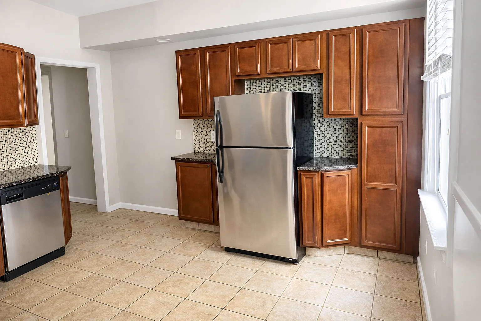 2 bed, 950 sqft, $1,905 — Photo 2