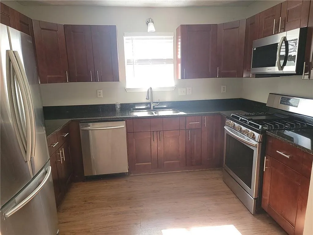 3 bed, 2.5 bath, 1944 sqft, $1,800 — Photo 3