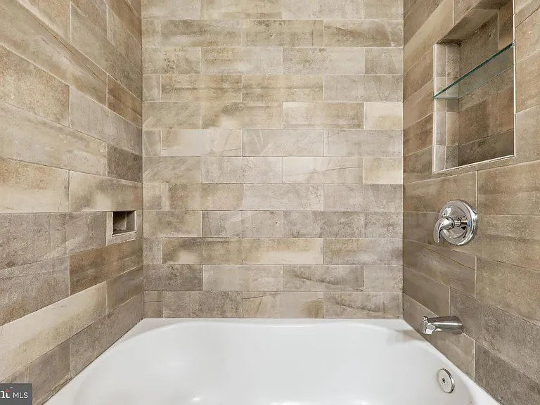 7817 Heatherton Ln — Photo 20