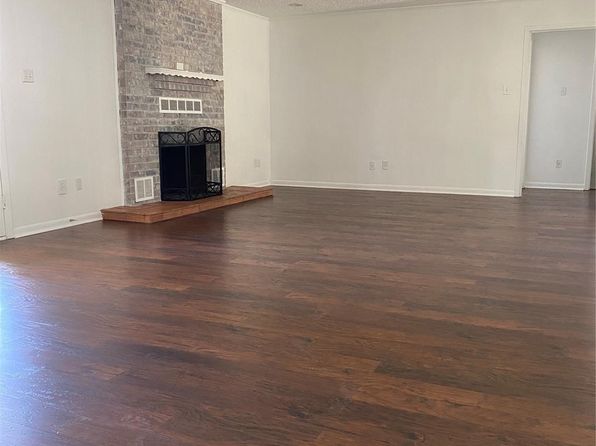 1307 3rd St, Granbury, TX 76048