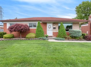 28172 Sutherland Dr, Warren, MI 48088