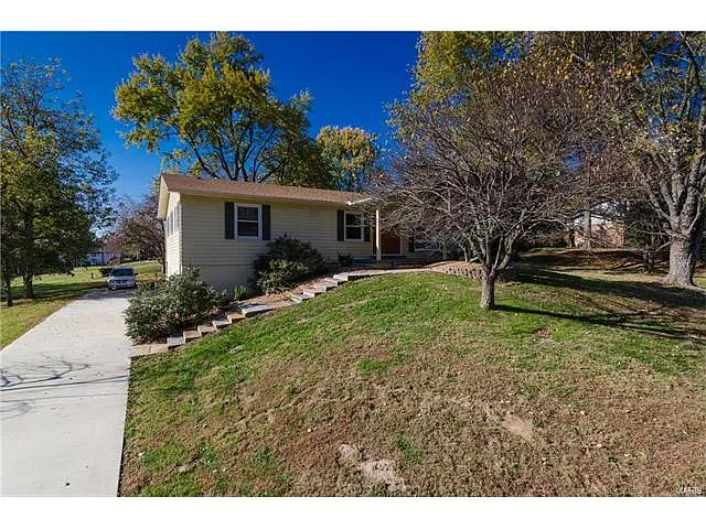 76 Lucinda Dr photo 1
