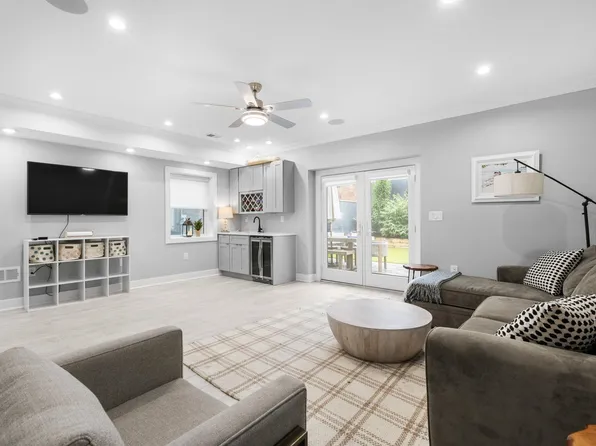 23 Manhattan Avenue image 12 of 17