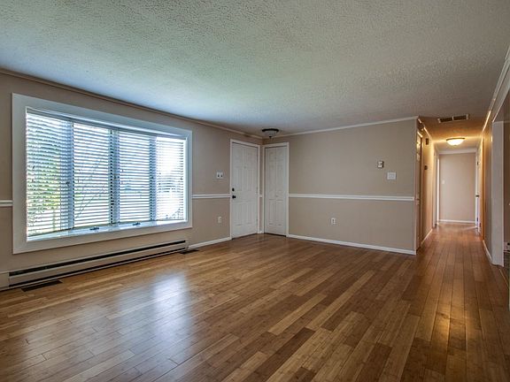 4th image of 18472 Linden Ln