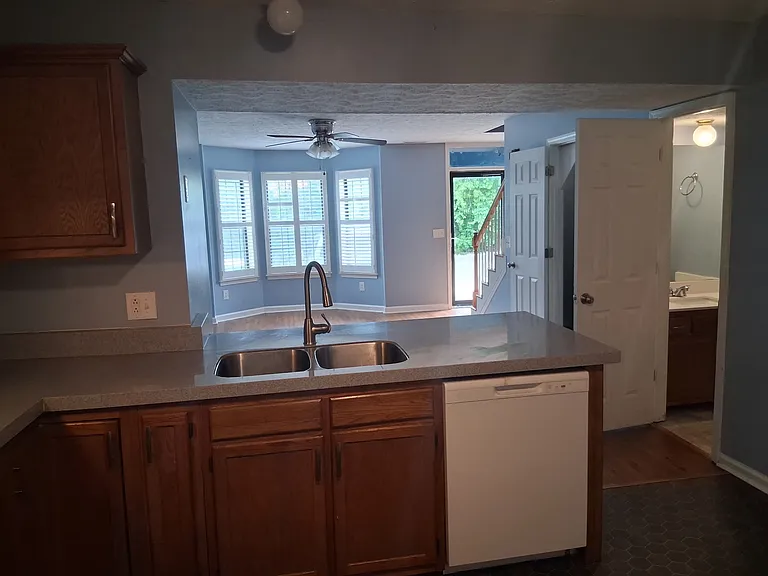 606 Independence Ct — Photo 4