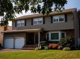 1146 Old Britton Rd, Bellmore, NY 11710