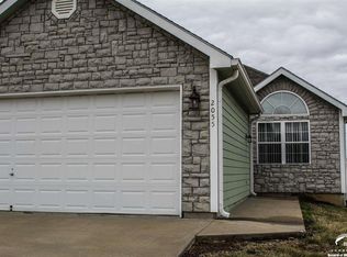 2055 Country View Ct, Tonganoxie, KS 66086