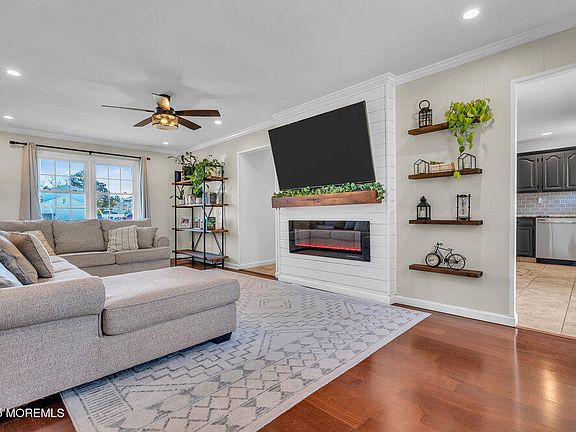 5th image of 1040 Evelyn Drive