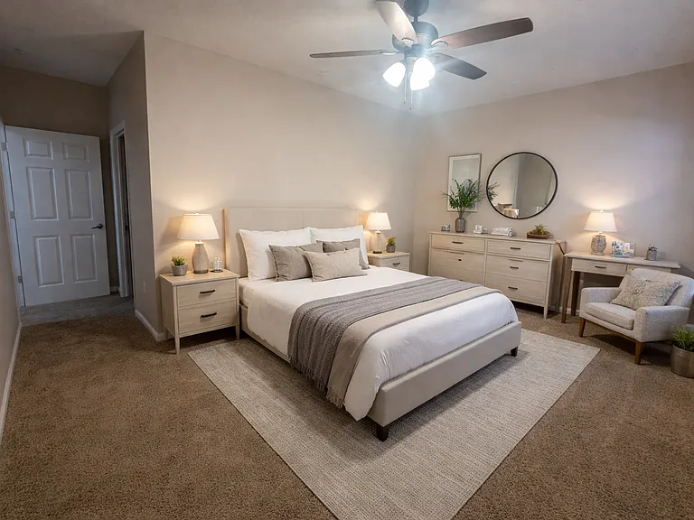 Pinnacle Pointe Apartments — Photo 9