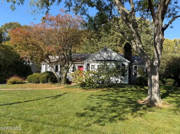 557 Clover Ln, Perrysburg, OH 43551