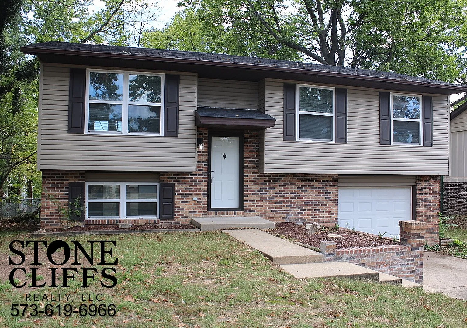 3 bed, 2 bath home with 1 car garage and fenced backyard — Photo 1