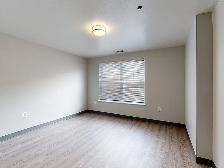 901 W 10th Ave — Photo 16