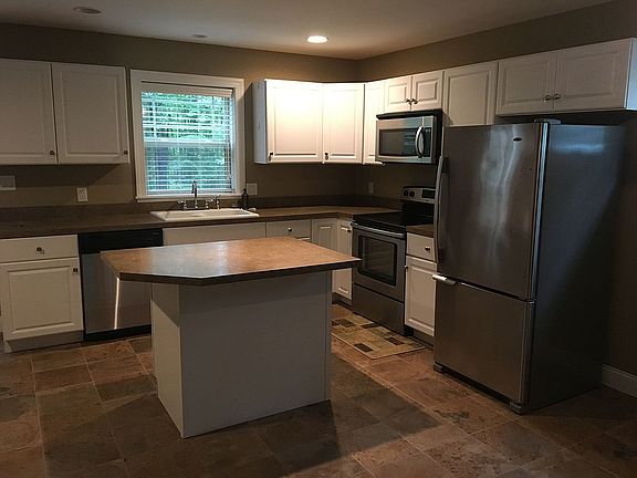 3rd image of 4000 Pond View Dr