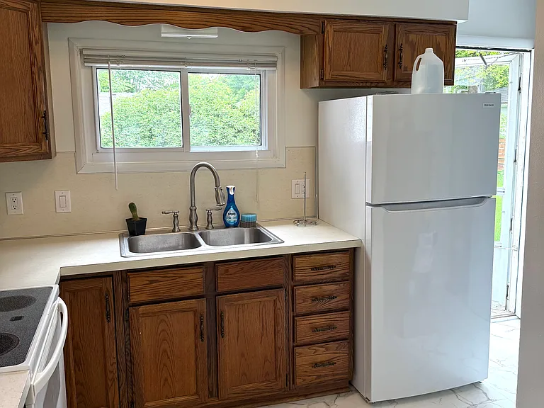 1004 Elm St — Photo 5
