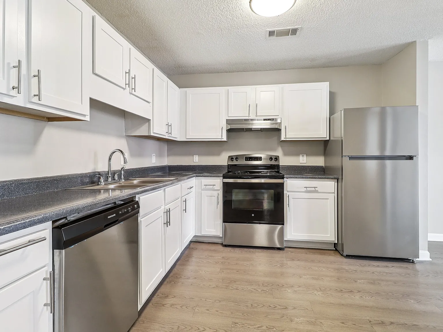 Avalon Place — Photo 3