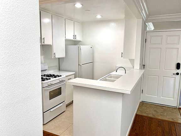 3rd image of 18645 Hatteras St Unit 267