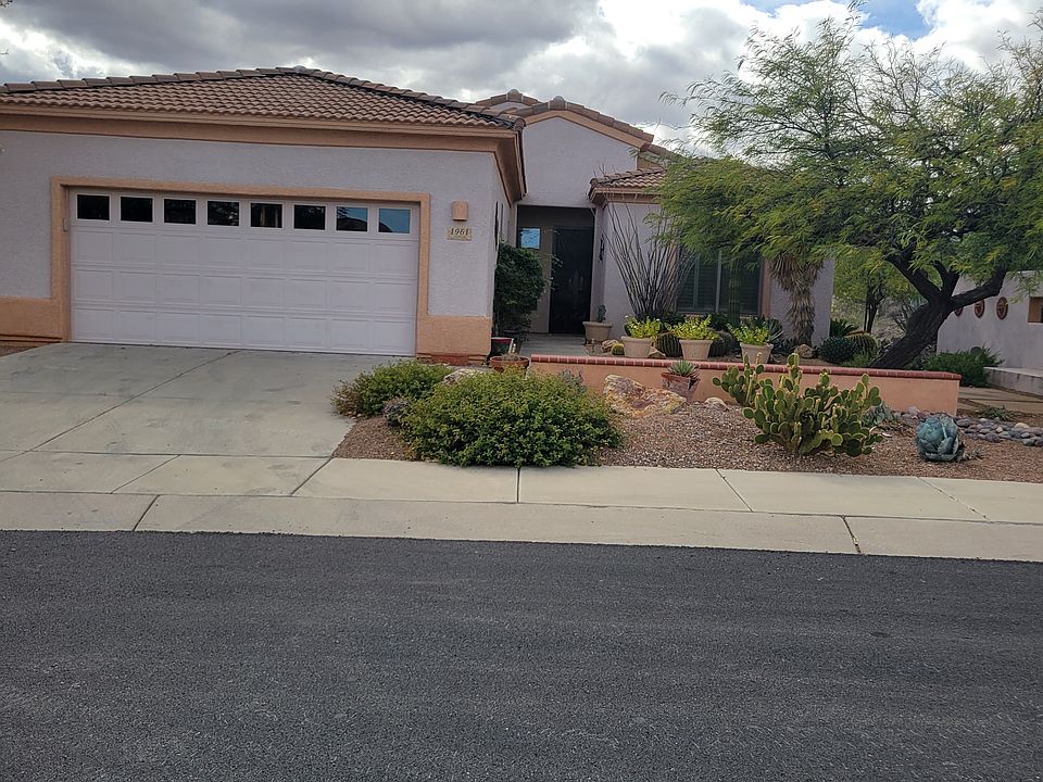 Single family, gated community, no thru access. Very private, one adjacent neighbor. One car garage parking. Walkable neighborhood too!