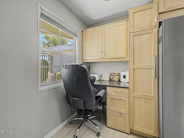 10454 W Palmeras Dr — Photo 12