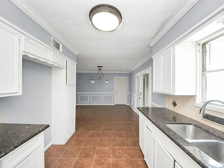2513 Leslie St — Photo 15