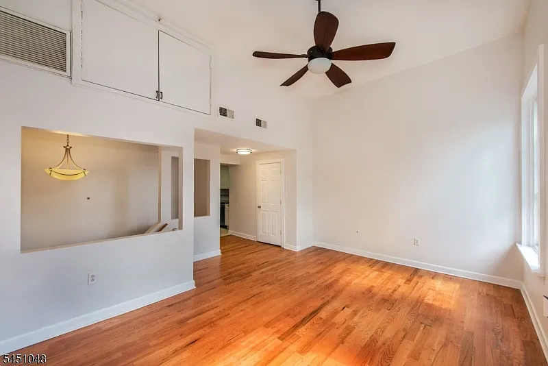 2 bed, 1.0 bath, $3,400 — Photo 4