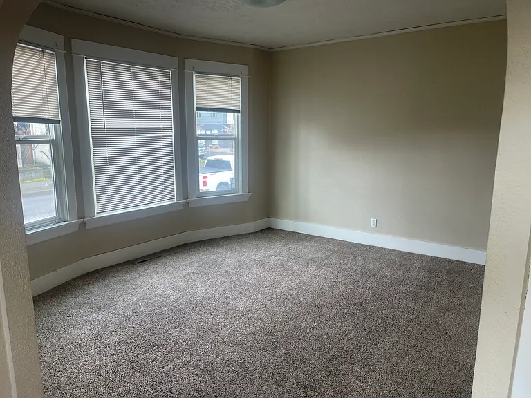 524 NE 60th Ave — Photo 4