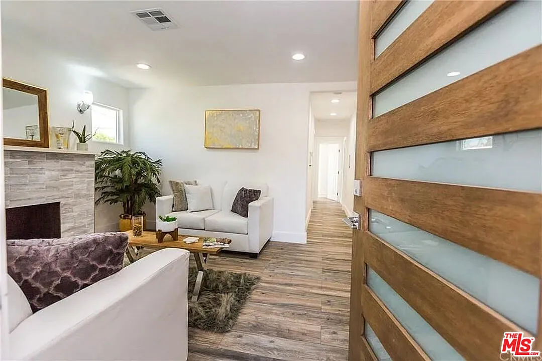 3 bed, 2.0 bath, 966 sqft, $4,795 — Photo 3