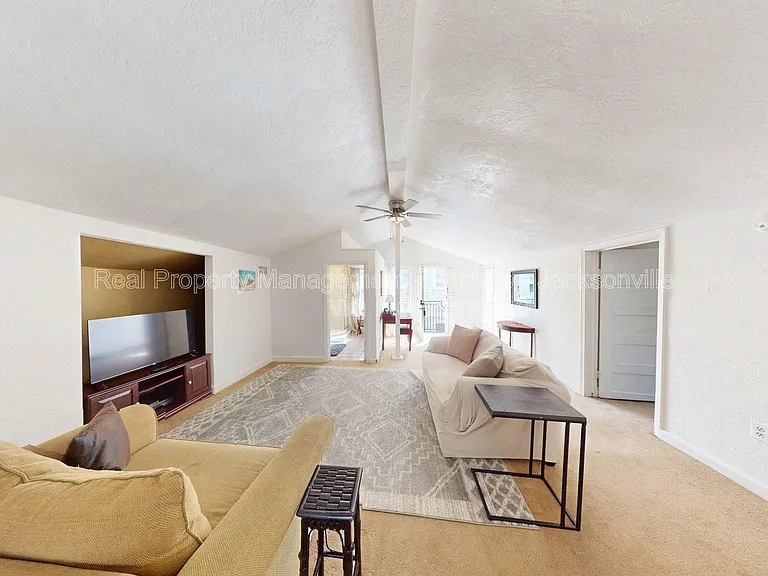 229 W 10th St — Photo 4