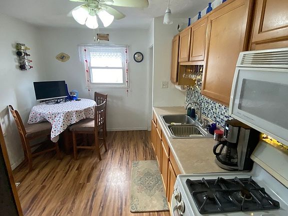 4th image of 403 Park Dr