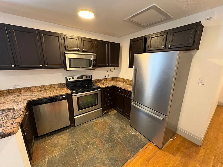 110 W Summit Hill Dr — Photo 16