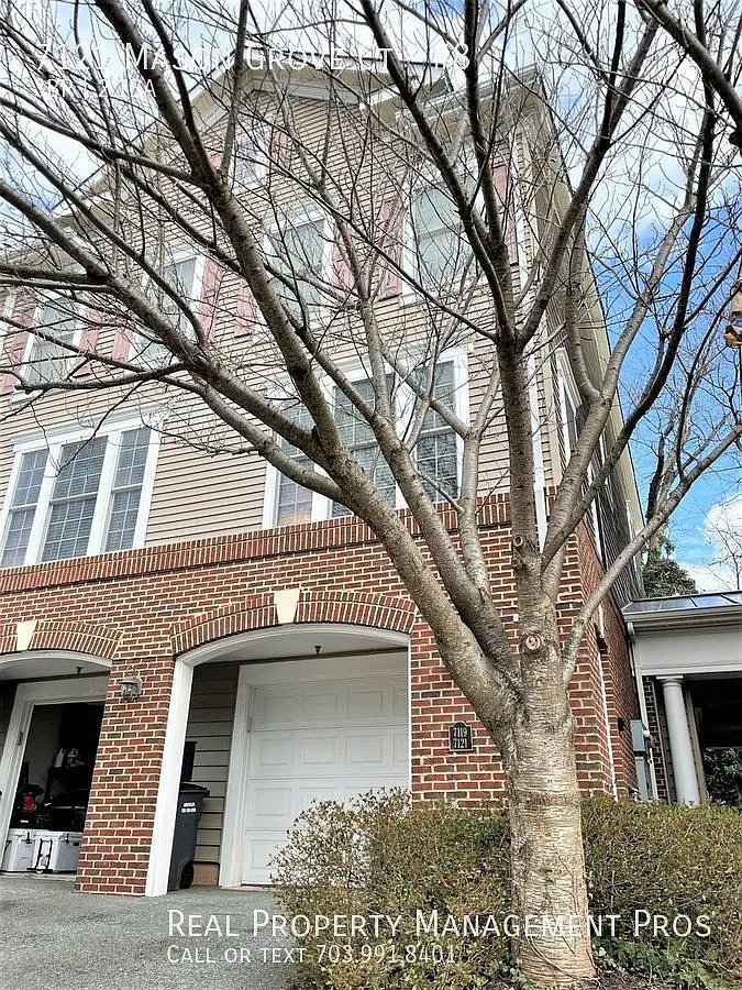 Three levels + 3 bedrooms + oversized garage! — Photo 1