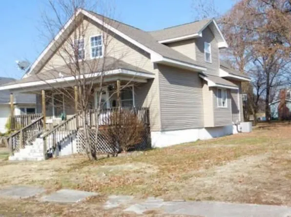 709 E 4th St, West Frankfort, IL 62896